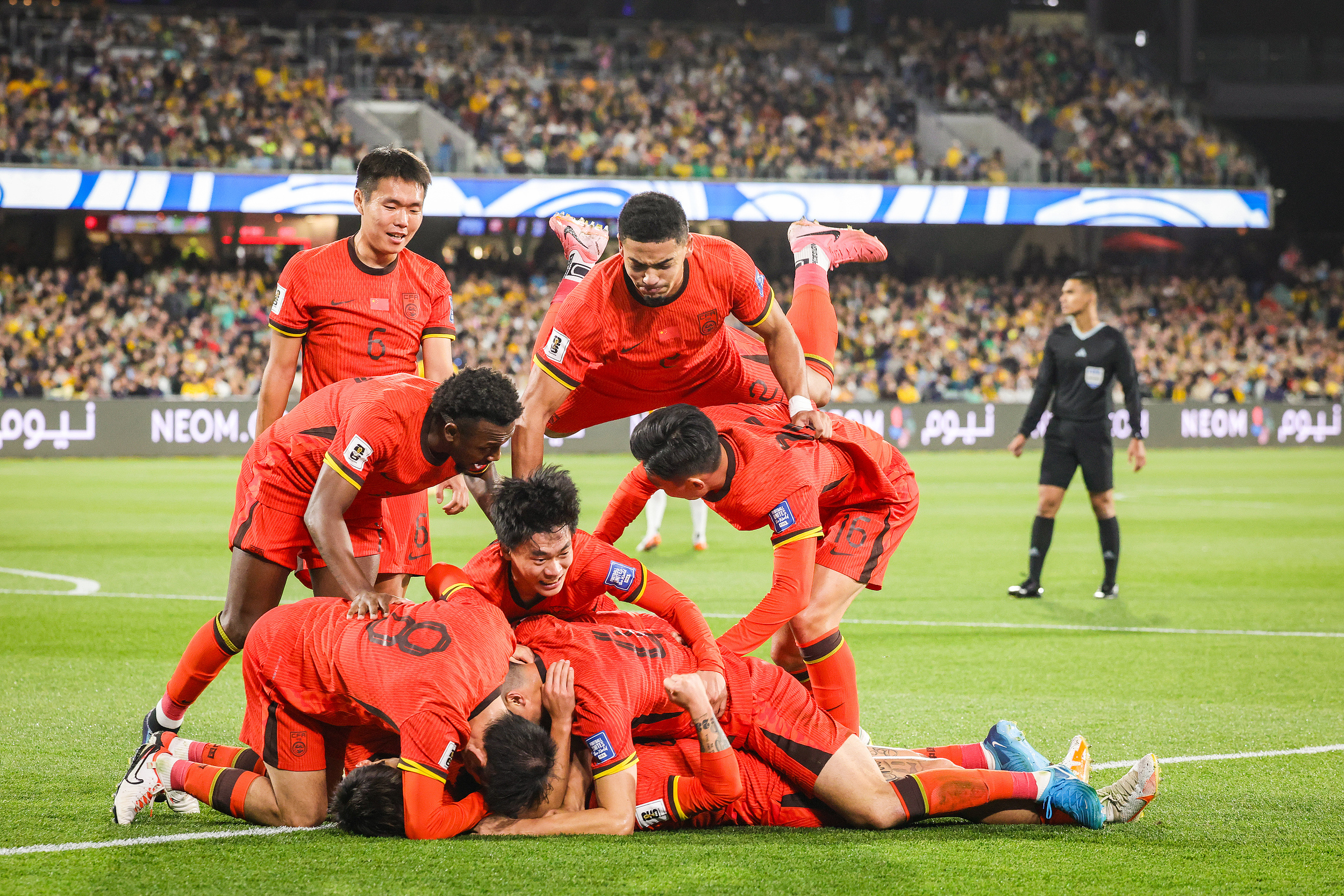 亚洲足球豪华盛宴再度上演球迷疯狂进球